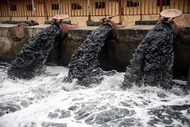 Hà Nội: Nước ô nhiễm nặng, bốc mùi nồng nặc vẫn phải bơm lên tưới cho hoa màu